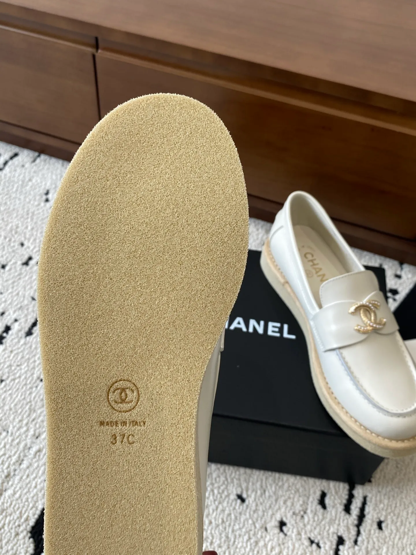 👟👟Ex-factory price 620👟👟High-end notebook 🍀2025 autumn and winter new Chanel Chanel entrance hardware buckle, Loaf loafers, can be worn all year round. No matter when you wear it, it is very high-end and durable. Go shopping and attract attention on the street! Easily travel between commuting and leisure occasions, and become a carefree fashionable and elegant woman ~ Upper: cowhide/cow nubuck leather/open edge beads Inner: lambskin Sole: Italian raw rubber outsole leather strip Code number: 35-39 (40/41 customized, non-refundable and non-exchangeable 👉 Buy now👉 Buy now👉 Buy now👉